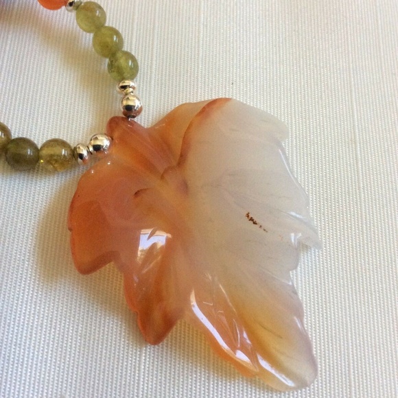 Silver tone metal green Garnet Carnelian Agate maple leaf pendant beads necklace - Picture 3 of 4